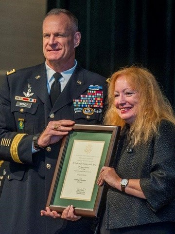 Anne-Marie de Grazia recevant des mains du Général Eric Wendt le DMOR posthume Alfred de Grazia à Fort Bragg 2014.